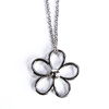 Caster Jewelry - Edle Kette mit  Blumenanhänger in Silber-Optik